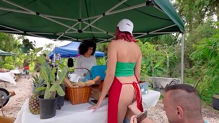 Roxie Sinner ебется на рынке вместо продажи овощей