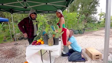 Roxie Sinner ебется на рынке вместо продажи овощей