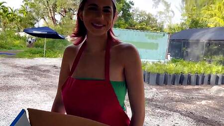 Roxie Sinner ебется на рынке вместо продажи овощей