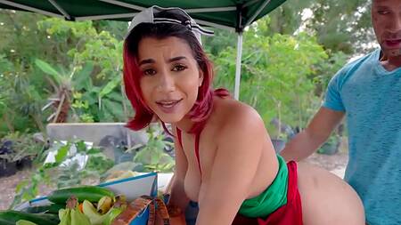 Roxie Sinner ебется на рынке вместо продажи овощей