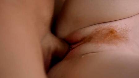 Рыжая Scarlett Jones с красивой грудь соблазняет на секс