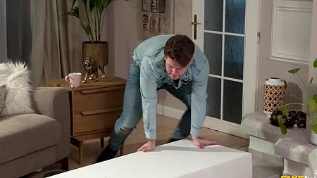 Покупает реалистичную секс куклу и жарко её трахает