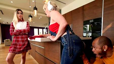 Негр рвет джинсы белокурой милфы и трахает её в попку