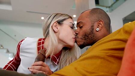 Негр рвет джинсы белокурой милфы и трахает её в попку