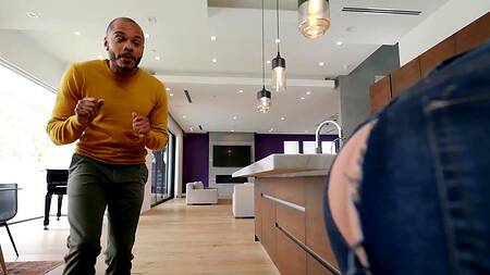 Негр рвет джинсы белокурой милфы и трахает её в попку