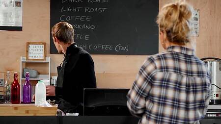 Зрелая Barbie Sins нуждается в большом члене, а не в кофе