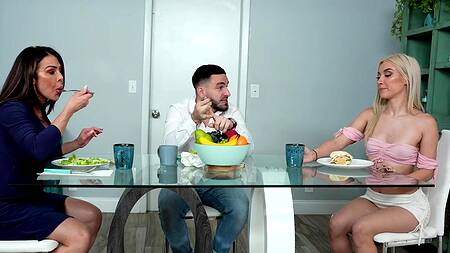 Мужик трахает зрелую жену и её молодую подругу, кайфуя от ЖМЖ