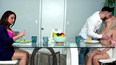 Мужик трахает зрелую жену и её молодую подругу, кайфуя от ЖМЖ