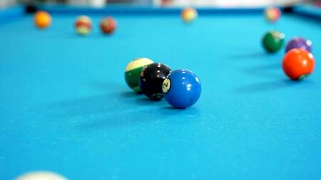 Мужик трахает зрелую жену и её молодую подругу, кайфуя от ЖМЖ