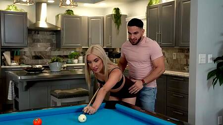 Мужик трахает зрелую жену и её молодую подругу, кайфуя от ЖМЖ