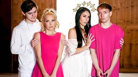 Основательница культа ебется с подругой и двумя парнями