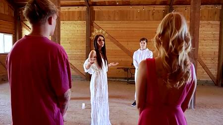 Основательница культа ебется с подругой и двумя парнями