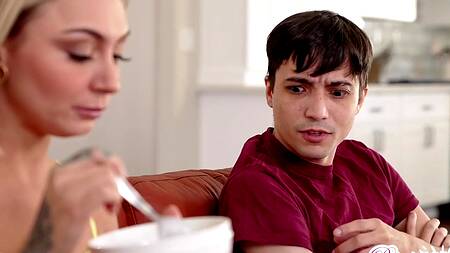 Игривая Chloe Temple в мини-юбке соблазняет друга