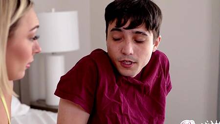 Игривая Chloe Temple в мини-юбке соблазняет друга