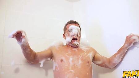 Отключенная вода в душе привела к сексу с жаркой блондинкой