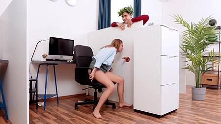 Блондинка на корпоративе ебется с мулаткой и парнем