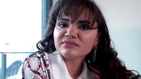 Трахает милую сводную сестру с сочным телом и кончает ей на лицо