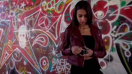 Худая Vanessa Alessia в кожанке трахается с парнем за деньги