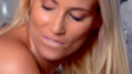 Секс с мачехой Sharon White лучше дрочки в носок