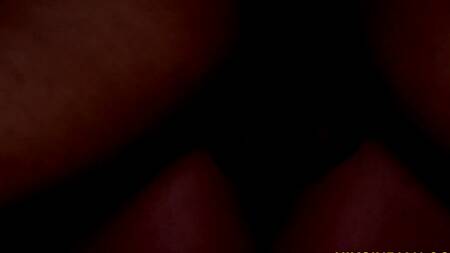 Индийская милфа стесняется, но всё равно просит её жестко трахнуть