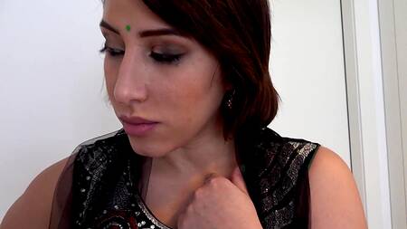 Сочная индийская милфа встает раком и соблазняет на анал