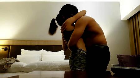 Трахнул азиатку в номере отеля и обоссал ей упругие сиськи