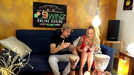 Расставляет ноги татуированной красотки и лижет бритую киску