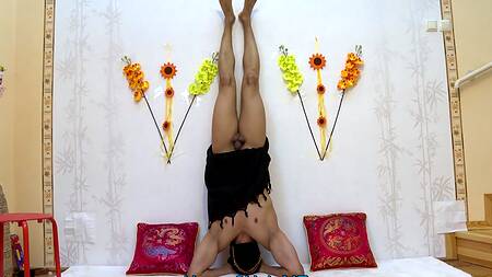 Грудастая телка попала в секту и трахается там с двумя