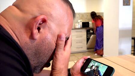 Наглый хозяин разводит на секс индийскую горничную