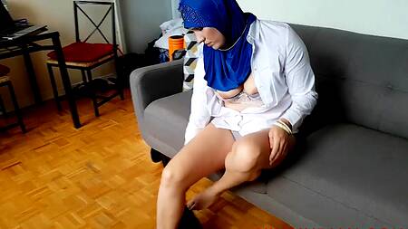 Подсмотрел за мастурбацией милой мусульманки и трахнул её