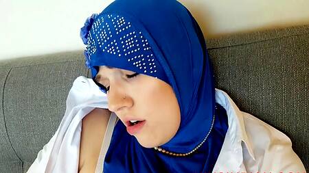 Подсмотрел за мастурбацией милой мусульманки и трахнул её