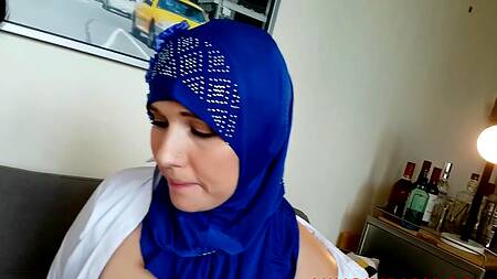 Подсмотрел за мастурбацией милой мусульманки и трахнул её