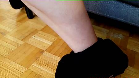 Хотела купить себе вибратор, но возбудилась и подрочила