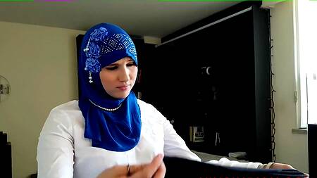 Хотела купить себе вибратор, но возбудилась и подрочила