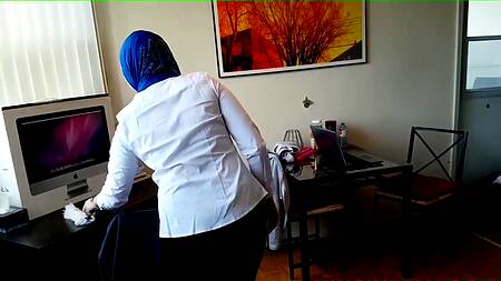 Хотела купить себе вибратор, но возбудилась и подрочила