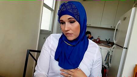 Хотела купить себе вибратор, но возбудилась и подрочила