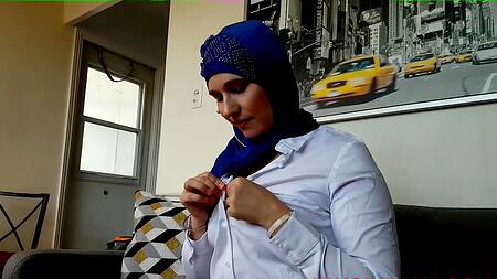 Хотела купить себе вибратор, но возбудилась и подрочила