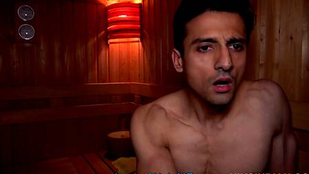 Смуглая красотка раздевается в сауне и соблазняет на секс