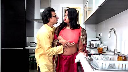 Индийский хозяин пристает к горничной с большими сиськами