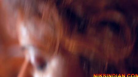 Индийская девка застает подругу за секс и присоединяется