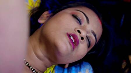 Пьяный мужик набрасывается на подругу и грубо её трахает