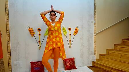 Красотка в секте наслаждается сексом втроем с двумя мужчинами