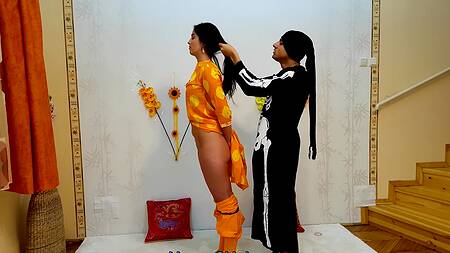 Красотка в секте наслаждается сексом втроем с двумя мужчинами