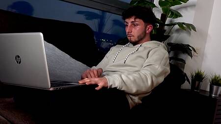 Подсматривает за хозяйкой квартиры и трахает её в очко