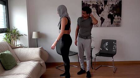 Мусульманка в кожаных лосинах соблазнила тренера на секс