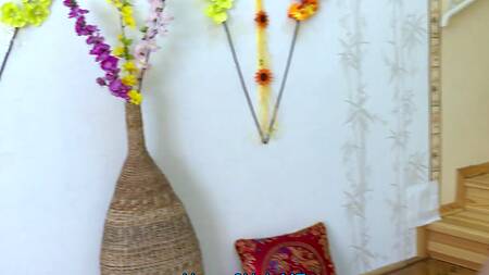 Блондинка проходит обряд посвящения, трахаясь с двумя