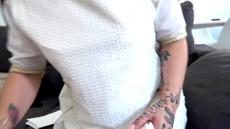 Милая телка с длинными ресницами позволяет кончить в киску