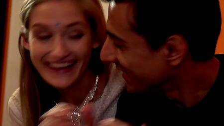 Приходит к подруге жены ночью и ласкает её киску