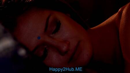 Приходит к подруге жены ночью и ласкает её киску