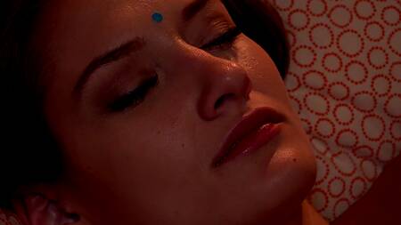 Приходит к подруге жены ночью и ласкает её киску